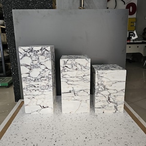 Calacatta Viola Marmor Couchtisch | Marmor Sockel Tisch | Sockel Couchtisch | Anpassbarer Beistelltisch mit drei Größenoptionen
