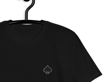 Camisa de manga corta con el símbolo de espada y naipes bordados