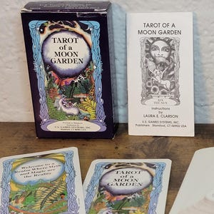 Tarot of a Moon Garden (Vintage Tarot Deck)