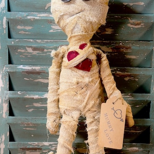 Primitive Mummy with Heart – Rustic Halloween Wall Hanging, Spooky Shelf Sitter