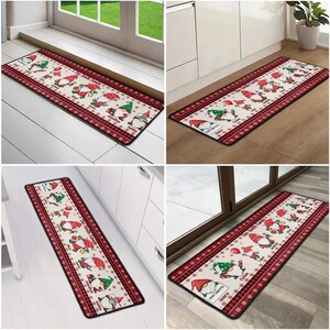 Pu&ograve; includere: Un tappeto rettangolare da corridoio con centro color crema e un motivo ripetuto di gnomi natalizi con cappelli rossi e verdi, intervallati da palloncini rossi e regali, bordato da una finitura a quadri rossi e neri con fiocchi di neve.