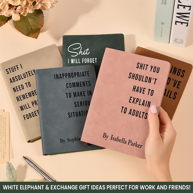 K&ouml;nnte beinhalten: Eine Sammlung von Notizb&uuml;chern in verschiedenen Farben, darunter Beige, Gr&uuml;n, Grau und Rosa. Jedes Notizbuch hat einen schwarzen Text mit humorvollen S&auml;tzen. Ein Notizbuch wird von einer Person gehalten. Geschenkidee.