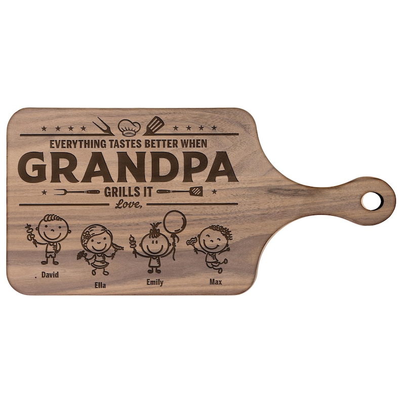Może przedstawiać: Drewniana deska do krojenia z uchwytem, wygrawerowana słowami "Everything tastes better when Grandpa grills it." Poniżej tekstu znajdują się ilustracje postaci z patyk&oacute;w i imiona. Deska jest brązowa.