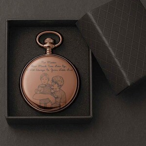 Puede incluir: Un reloj de bolsillo de oro rosa con un grabado detallado de dos ni&ntilde;os y la inscripci&oacute;n "No Matter How Much Time Goes By, I Will Always Be Your Little Girl." Presentado en una caja de regalo negra.