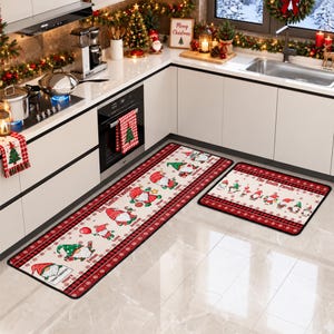 Pu&ograve; includere: Un set di due tappetini da cucina rettangolari con un centro color crema caratterizzato da un motivo ripetuto di gnomi natalizi con cappelli rossi e verdi, bordi a quadri rossi e neri e la scritta The Smith Family.