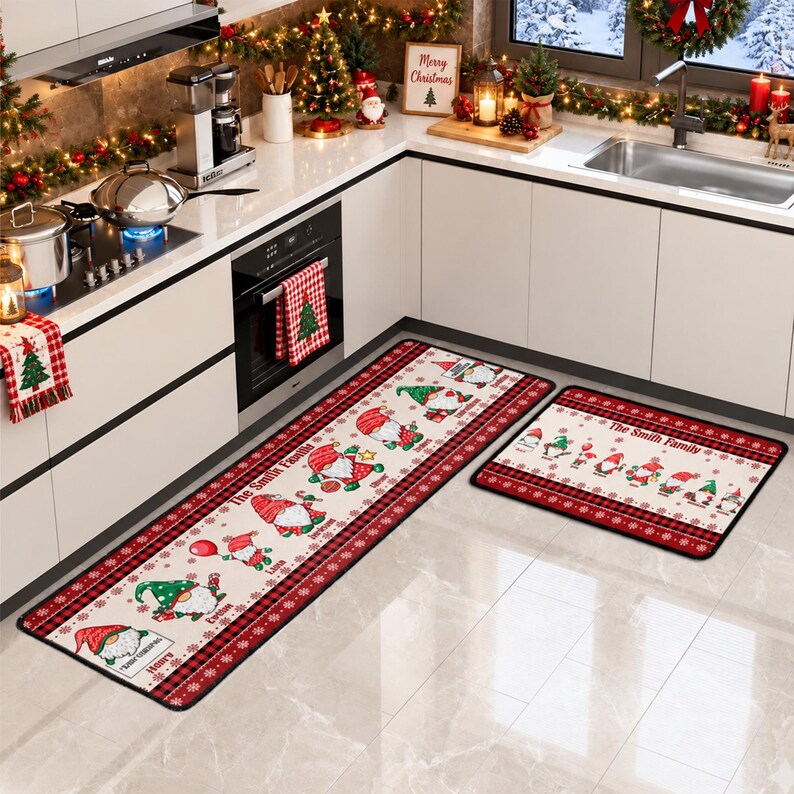 Pu&ograve; includere: Un set di due tappetini da cucina rettangolari con un centro color crema caratterizzato da un motivo ripetuto di gnomi natalizi con cappelli rossi e verdi, bordi a quadri rossi e neri e la scritta The Smith Family.