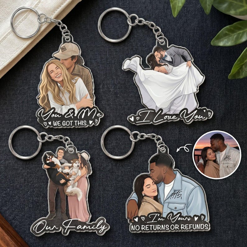 Puede incluir: Cuatro llaveros de acr&iacute;lico personalizados con ilustraciones de parejas. Uno muestra una pareja con el texto You & Me WE GOT THIS, otro una boda con I Love You, uno con una pareja y un perro, y otro con una foto insertada.