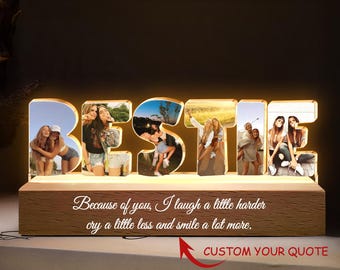 Puede incluir: Un expositor de fotos BESTIE de madera con letras iluminadas. Cada letra contiene una foto. La base tiene una cita: "Gracias a ti, me río un poco más fuerte, lloro un poco menos y sonrío mucho más". La pantalla incluye el texto "CUSTOM YOUR QUOTE".