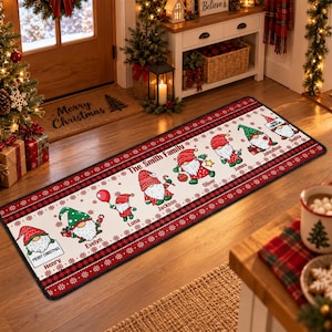 Pu&ograve; includere: Un tappeto natalizio rettangolare con centro color crema e bordo a quadri rossi e neri. Il design include sette gnomi illustrati con nomi, che tengono in mano oggetti festivi, e il testo The Smith Family e Merry Christmas.