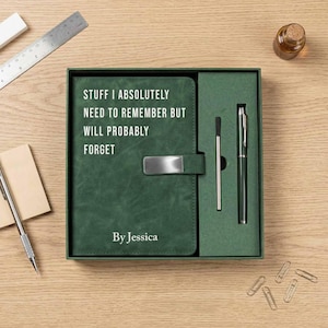 Peut inclure: Un ensemble de journal vert dans une boîte cadeau. Le journal a un fermoir argenté et le texte "STUFF I ABSOLUTELY NEED TO REMEMBER BUT WILL PROBABLY FORGET" et "By Jessica". L'ensemble comprend un stylo et une recharge de stylo.