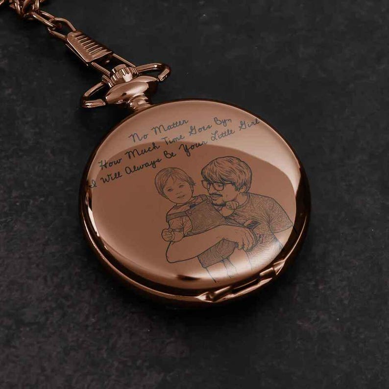 Puede incluir: Reloj de bolsillo de oro rosa con cadena. La esfera del reloj presenta una imagen grabada de un padre y un ni&ntilde;o, con la inscripci&oacute;n "No matter how much time goes by, I will always be your little girl."