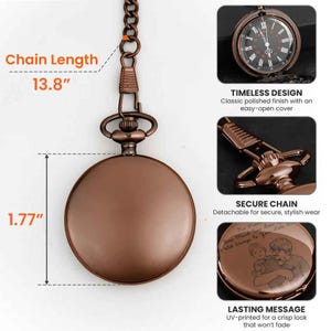 Puede incluir: Un reloj de bolsillo de color bronce con una cadena de 35 cm. La esfera del reloj es negra con n&uacute;meros y agujas blancas. El reloj tiene 4,5 cm de di&aacute;metro. La parte posterior del reloj tiene una imagen impresa con UV. El reloj tiene una cadena segura.