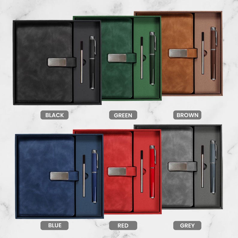 Puede incluir: Conjunto de seis cuadernos con bol&iacute;grafos a juego, presentados en cajas de regalo. Los cuadernos est&aacute;n disponibles en negro, verde, marr&oacute;n, azul, rojo y gris. Cada juego incluye un cuaderno, un bol&iacute;grafo y un l&aacute;piz &oacute;ptico. Las cajas est&aacute;n etiquetadas con el color.