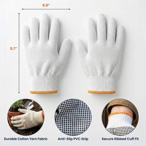 Op de afbeelding: Een paar witte katoenen garen handschoenen met zwarte antislip PVC-stippen op de handpalmen en een veilige geribbelde boord met oranje rand. De handschoenen zijn 15 cm breed en 24,6 cm lang en bieden een duurzame grip voor diverse taken.
