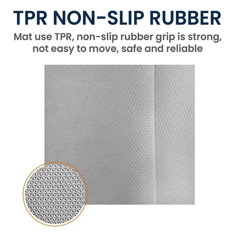 Pu&ograve; includere: Un tappetino grigio chiaro con una superficie testurizzata e un motivo geometrico ripetuto. Il testo in alto recita TPR NON-SLIP RUBBER, seguito da: Mat use TPR, non-slip rubber grip is strong, not easy to move, safe and reliable.