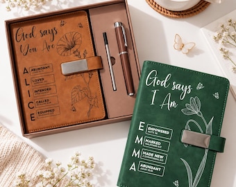 Può includere: Un diario color cuoio in una confezione regalo con una penna e un diario verde. Il diario color cuoio presenta il testo God says You Are, il nome ALICE e disegni floreali. Il diario verde presenta il testo God says I Am, il nome EMMA e disegni floreali.