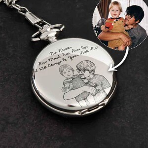 Puede incluir: Un reloj de bolsillo plateado con cadena, con una imagen grabada de un padre y un ni&ntilde;o. La esfera del reloj incluye el texto: "No Matter How Much Time Goes By, I Will Always Be Your Little Girl."