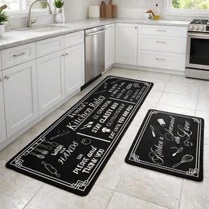 Puede incluir: Alfombras de cocina negras con texto e ilustraciones en blanco. La alfombra larga dice "Jessica's Kitchen Rules" con frases como "Wash Your Hands" y "Be Grateful". La alfombra más pequeña dice "Kitchen is Seasoned with Love".