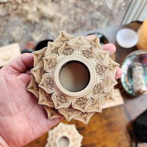 Suporte para Esfera de Cristal Lotus | Expositor Mandala de Madeira | 11,2 cm de Largura | Suporta Base Esférica de 3,2 cm | Suporte para Bola de Cristal | Decoração para Altar e Meditação