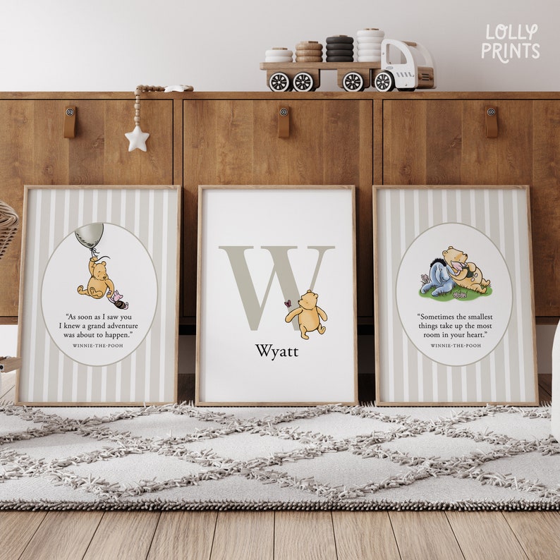Może przedstawiać: Trzy dziecięce grafiki z motywem Kubusia Puchatka na tle w szare i białe paski. Pierwsza grafika przedstawia Kubusia Puchatka trzymającego balon z cytatem: "Gdy tylko cię zobaczyłem, wiedziałem, że czeka nas wielka przygoda." Druga grafika przedstawia literę W z Kubusiem Puchatkiem i imieniem Wyatt. Trzecia grafika przedstawia Kubusia Puchatka i Prosiaczka z cytatem: "Czasami najmniejsze rzeczy zajmują najwięcej miejsca w sercu."