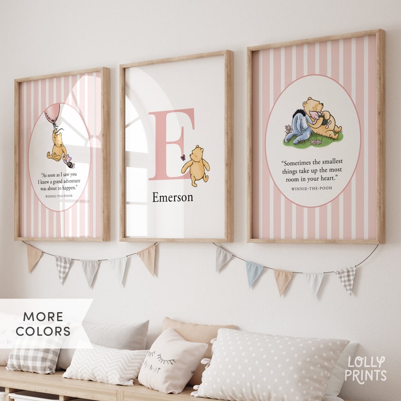 Może przedstawiać: Trzy dziecięce grafiki z motywem Kubusia Puchatka w r&oacute;żowo-białe paski. Pierwsza grafika przedstawia Kubusia Puchatka trzymającego balon z cytatem: "W chwili, gdy cię zobaczyłem, wiedziałem, że czeka nas wielka przygoda." Druga grafika przedstawia literę E z Kubusiem Puchatkiem idącym obok niej i imieniem Emerson poniżej. Trzecia grafika przedstawia Kubusia Puchatka i Prosiaczka tulących się z cytatem: "Czasami najmniejsze rzeczy zajmują najwięcej miejsca w sercu."