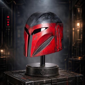 Peut inclure: Casque rouge et noir au design distinctif, expos&eacute; sur un support noir au-dessus d'une bo&icirc;te m&eacute;tallique. Le casque pr&eacute;sente une visi&egrave;re et des lignes angulaires, avec un aspect vieilli. L'esth&eacute;tique g&eacute;n&eacute;rale sugg&egrave;re un th&egrave;me futuriste ou de science-fiction.