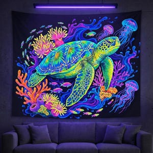 Puede incluir: Un tapiz negro con una vibrante escena submarina de neón. Una gran tortuga marina nada entre corales, peces y medusas. La obra de arte utiliza azules, verdes, amarillos y rosas brillantes, creando un efecto brillante.