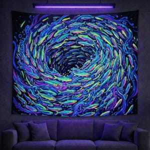 Peut inclure: Une tapisserie noire représentant un tourbillon de poissons aux tons bleus, verts et violets. Les poissons sont disposés en cercle, créant un motif dynamique. L'œuvre est éclairée par une lumière violette, créant un effet visuel saisissant.