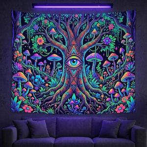 Könnte beinhalten: Ein lebendiger Wandteppich mit einer psychedelischen Waldszene mit einem zentralen Baum, einem allsehenden Auge und bunten Pilzen. Das Kunstwerk verwendet leuchtende Neonfarben, darunter Blau, Grün, Orange und Lila, wodurch ein Leuchteffekt entsteht.