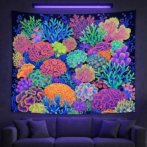 Puede incluir: Un letrero de madera rústica con el texto "Welcome to our home" en letras blancas. El letrero presenta un acabado envejecido y un diseño sencillo y acogedor, ideal para la decoración.