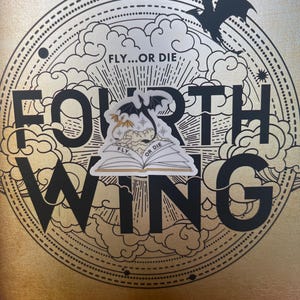 K&ouml;nnte beinhalten: Ein goldener Buchumschlag mit einer Schwarzwei&szlig;illustration eines Drachen, der &uuml;ber einem Buch mit dem Text "FLY...OR DIE" fliegt. Der Buchumschlag tr&auml;gt auch den Text "FORTH WING" in schwarzen Buchstaben. Der Text "NEW YORK TIMES BESTSELLING AUTHOR REBECCA YARROS" befindet sich am unteren Rand des Umschlags.