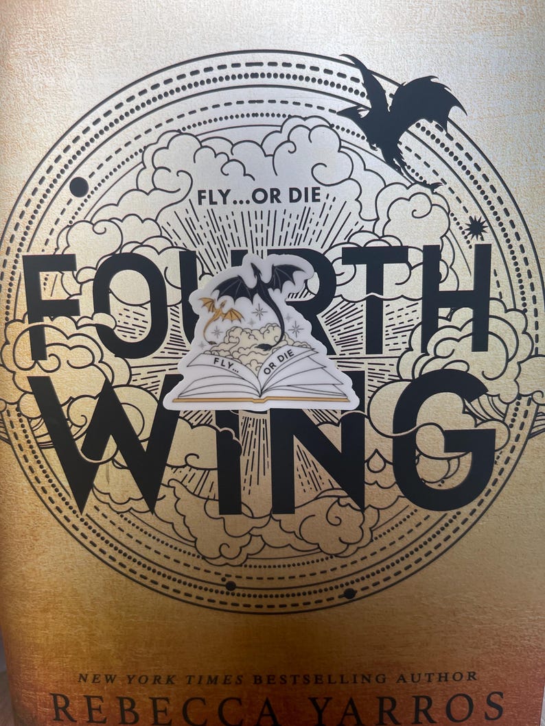K&ouml;nnte beinhalten: Ein goldener Buchumschlag mit einer Schwarzwei&szlig;illustration eines Drachen, der &uuml;ber einem Buch mit dem Text "FLY...OR DIE" fliegt. Der Buchumschlag tr&auml;gt auch den Text "FORTH WING" in schwarzen Buchstaben. Der Text "NEW YORK TIMES BESTSELLING AUTHOR REBECCA YARROS" befindet sich am unteren Rand des Umschlags.