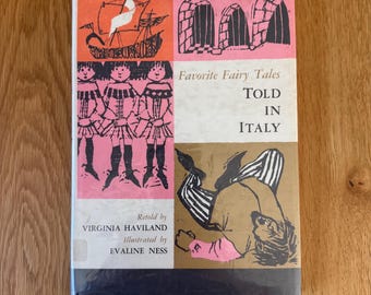 Może przedstawiać: Książka w twardej oprawie zatytułowana Favorite Fairy Tales Told in Italy, opowiedziana przez Virginię Haviland i zilustrowana przez Evaline Ness. Okładka zawiera wielokolorową siatkę z ilustracjami statku, trzech postaci, łuków i osoby.