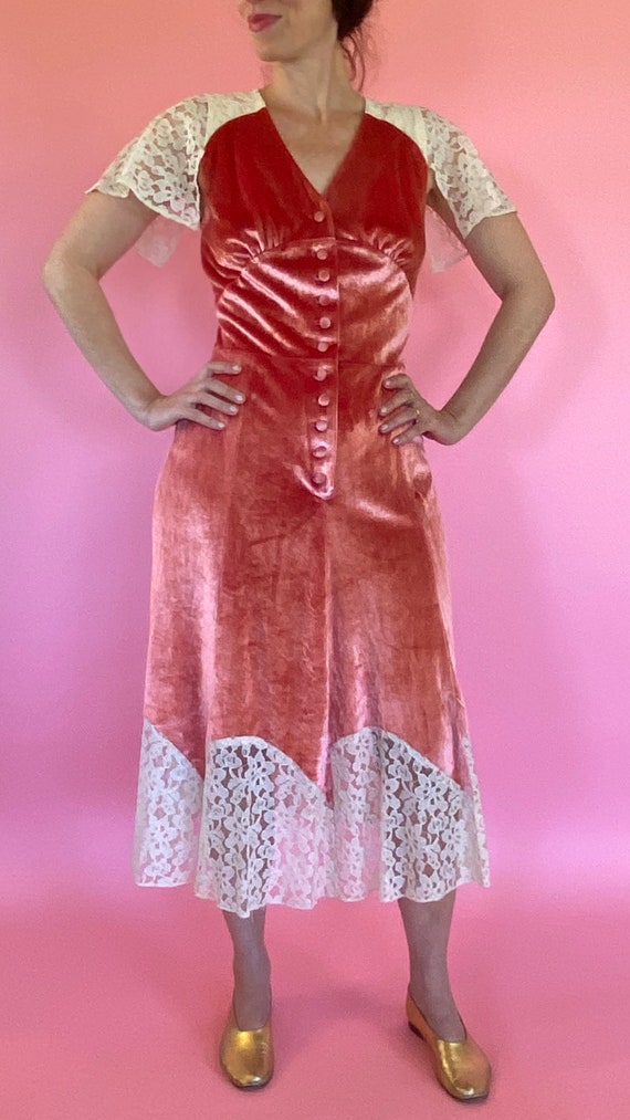 1970s Bus Stop Pink Coral Velvet Dress w/ Lace - image 3