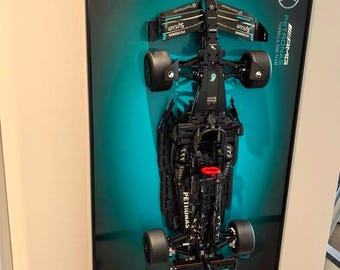 Arte mural enmarcado de coche LEGO Mercedes-AMG F1 W14 E Performance: maqueta de superdeportivo 3D para exhibir o decoración de Fórmula 1 para tu espacio personal, oficina o como regalo.