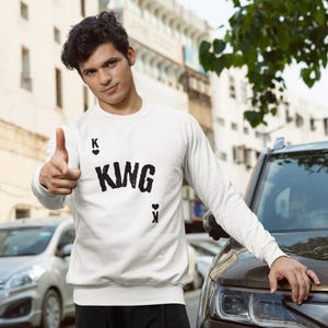 Sudadera Poker King para hombre, estilo casino premium, suéter blanco con gráfico de póker, sudadera clásica, atuendo informal moderno.