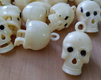 1pc Articulated Skull Vintage Plastic Gumball Charm - Movable Jaw! / new old stock / made in Hong Kong