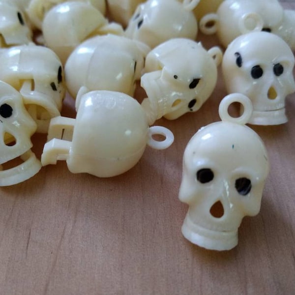 1pc Articulated Skull Vintage Plastic Gumball Charm - Movable Jaw! / new old stock / made in Hong Kong