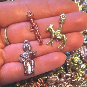 12pc Vintage Tiny PEOPLE Plastic Charms / shiny metallic colors / made in Hong Kong