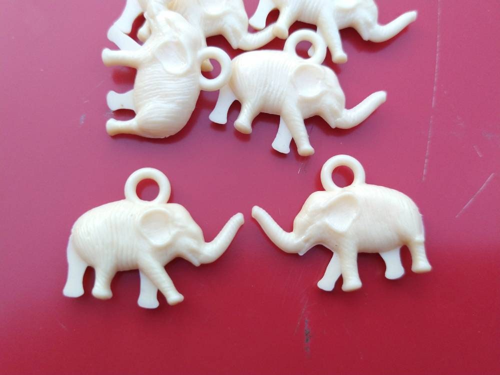 White Elephant Vintage Plastic Charms (6) - $3.00 : Tiny Things are Cute
