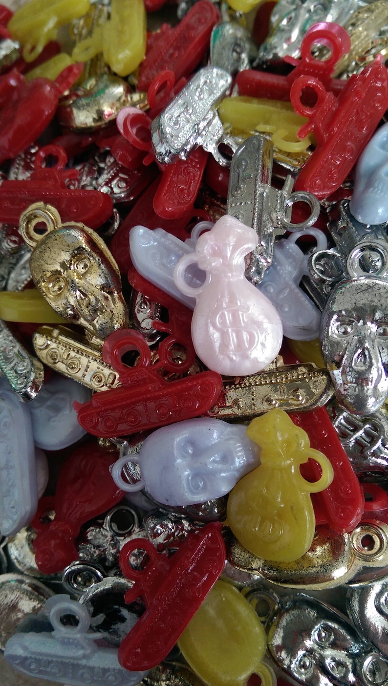 6pc lot Vintage Plastic Charms / Your Choice : SKULL, TANK or MONEYBAG / skulls tanks gumball vending charms, made in hong kong, nos image 1