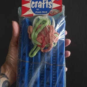 Weaving Loom Vintage Toy in ORIGINAL Packaging, New Old Stock, Dime Store - make kitsch woven potholders diy craft