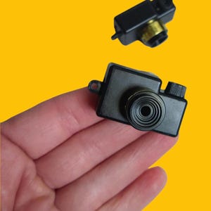 3pc SLR Camera Vintage Plastic Charm Pendants / new old stock gumball machine vending charm / Hong Kong bild 4