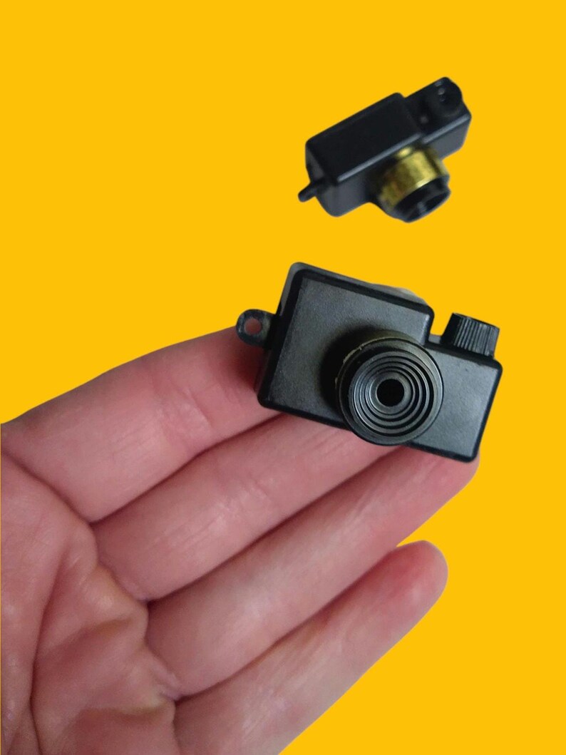 3pc SLR Camera Vintage Plastic Charm Pendants / new old stock gumball machine vending charm / Hong Kong bild 4