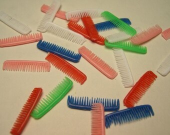 15pc Wee TINY Vintage Plastic Doll Combs / mini miniature miniatures / doll comb lot