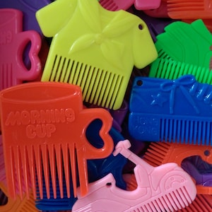 6pc ASSORTED Vintage Novelty Mini Comb Plastic Gumball Charm Pendants