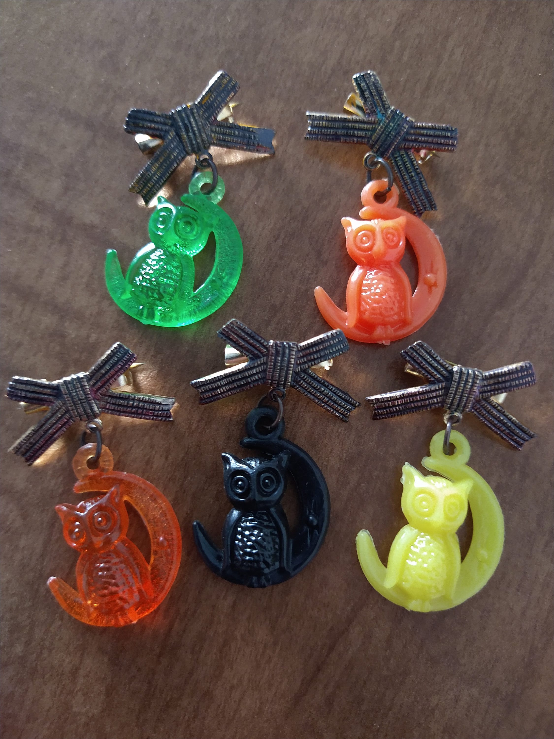 1pc VINTAGE Owl and Moon Plastic Gumball Pin / HALLOWEEN / new old stock / vintage charms