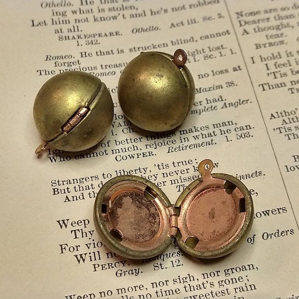 3pc Aged Raw Brass Ball-shaped Locket Pendants Charms / memory lockets / souvenir charm pendant / sphere round orb