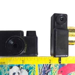 3pc SLR Camera Vintage Plastic Charm Pendants / new old stock gumball machine vending charm / Hong Kong bild 5