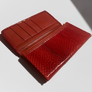 Cartera plegable alargada de piel color salmón con bolsillo con cremallera